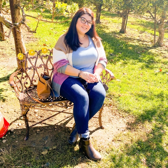 Hi! Welcome to my Closet! 💕 - Picture 4 of 7